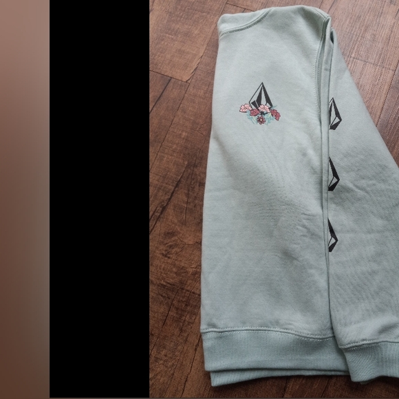New, Girls Volcom Hoodie. Size L 10/12 - Picture 4 of 7